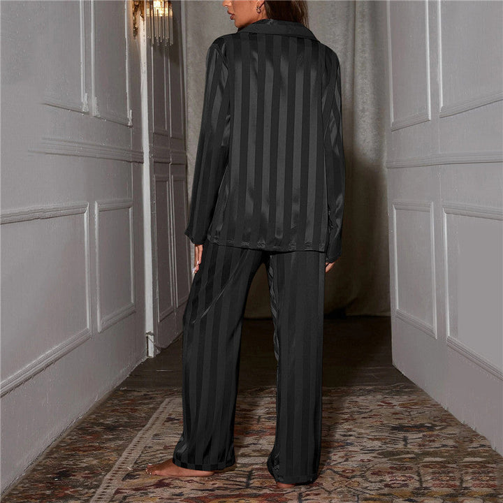 Feminin geschnittenes Damen Pyjama Set mit feinen Details. Komfortable & elegante Ganzjahres-Nachtwäsche.