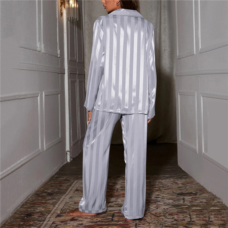 Modernes Damen Pyjama Set in klassischem Design. Perfekt für entspannte Stunden. Komfortable, feminine Nachtwäsche.