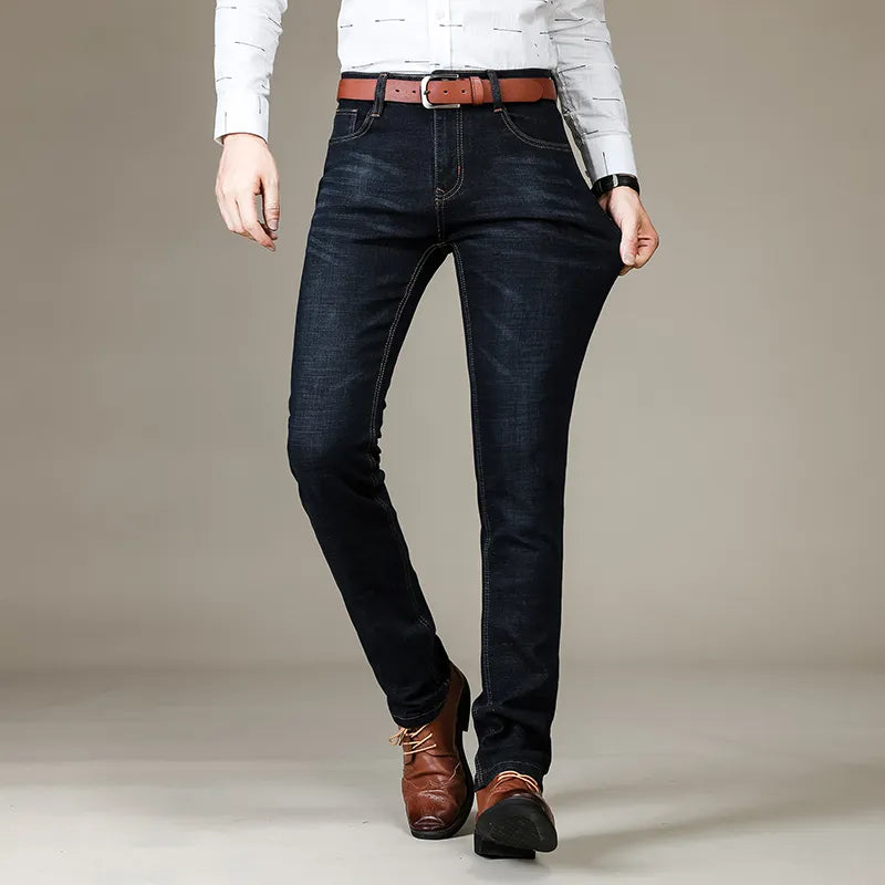 Lässige Herrenmode: Robuste Stretchjeans im Straight Fit, ideal für jeden Tag.