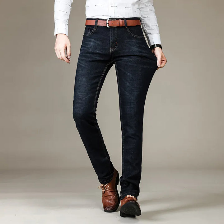 Lässige Herrenmode: Robuste Stretchjeans im Straight Fit, ideal für jeden Tag.