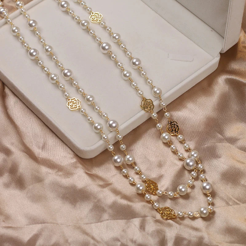 Elegante Perlenkette Kamelie, 150 cm lang, als klassische Damen-Halskette mit weißen Perlen.