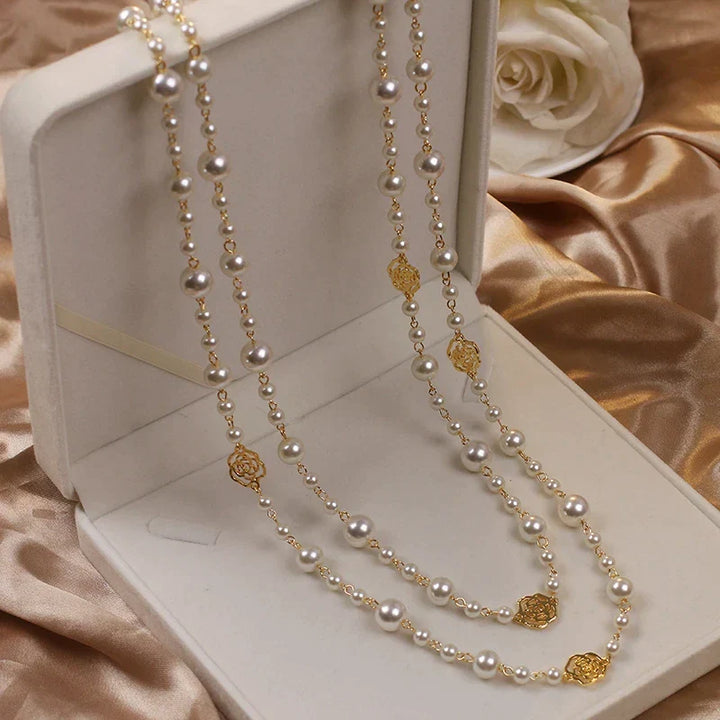 Vielseitige, lange Damen Perlenkette Kamelie (150 cm), perfekt für stilvolle Modeschmuck-Kombinationen.