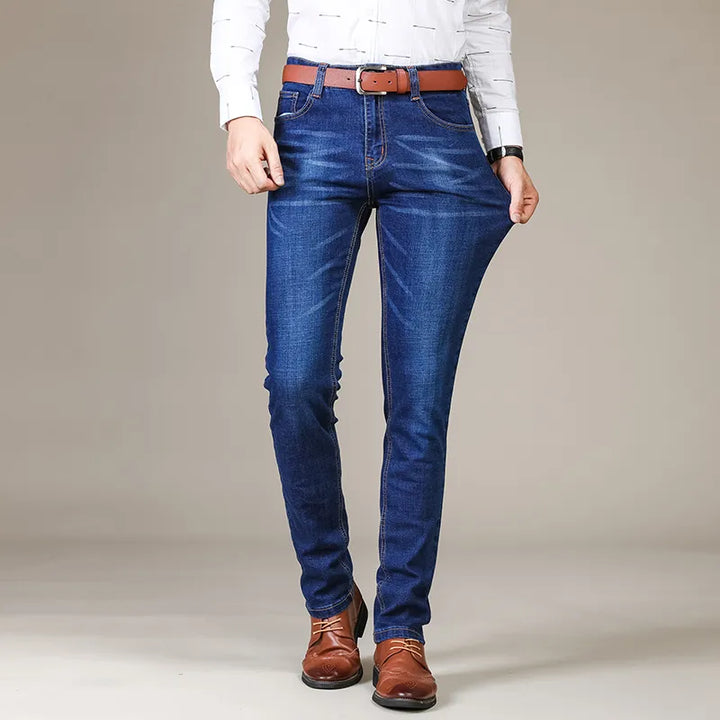 Hochwertige Herrenjeans, gerader Schnitt, aus flexiblem Stretchmaterial.