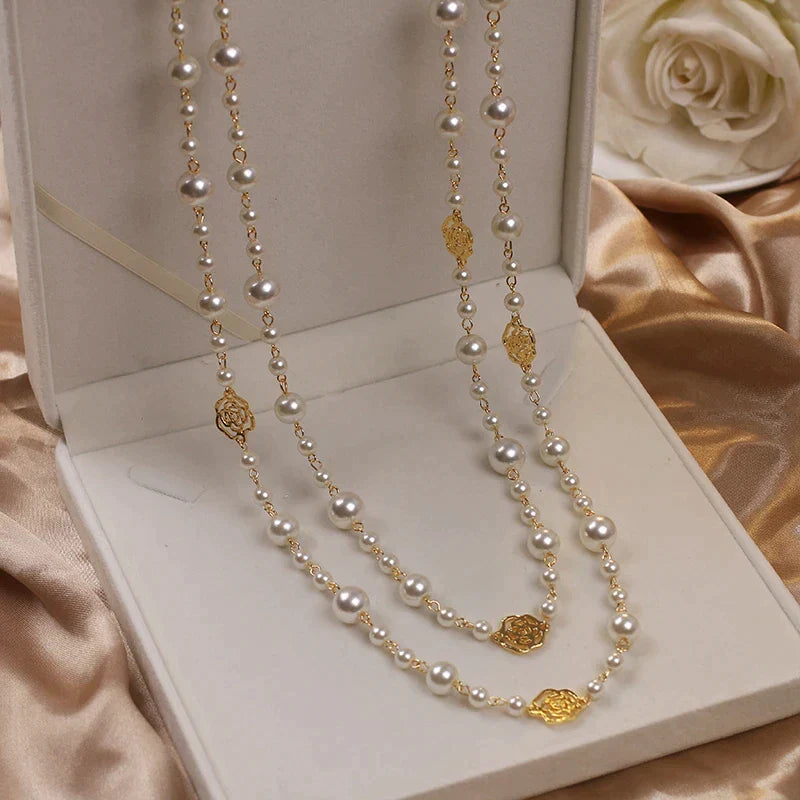Detailaufnahme der eleganten Kamelie-Perlenkette für Damen, 150 cm lang, luxuriöser Modeschmuck.