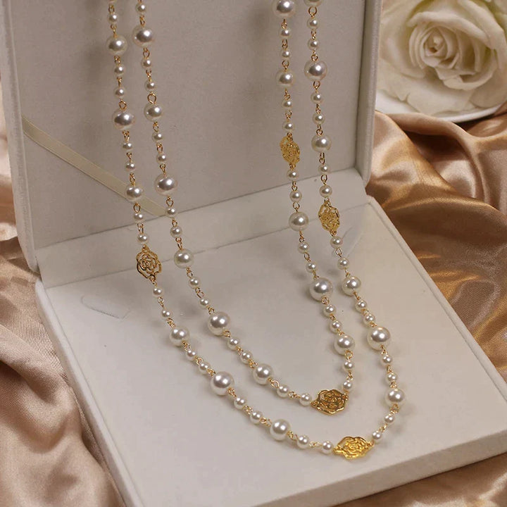 Detailaufnahme der eleganten Kamelie-Perlenkette für Damen, 150 cm lang, luxuriöser Modeschmuck.