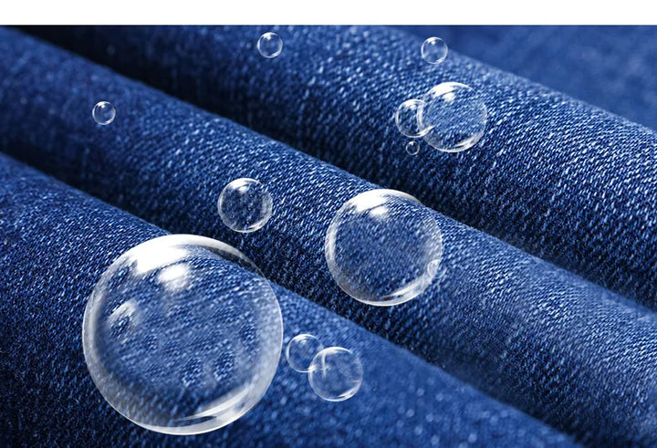 Detailaufnahme: Textur der bequemen Straight Fit Herrenjeans mit Stretch.