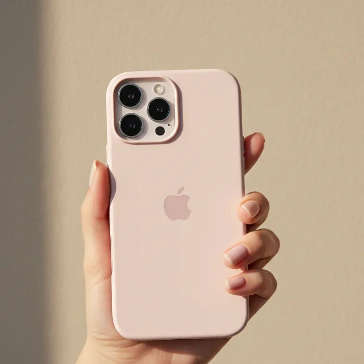 Weiche Soft Touch Silikonhülle für iPhone mit MagSafe und umfassendem Kameraschutz.