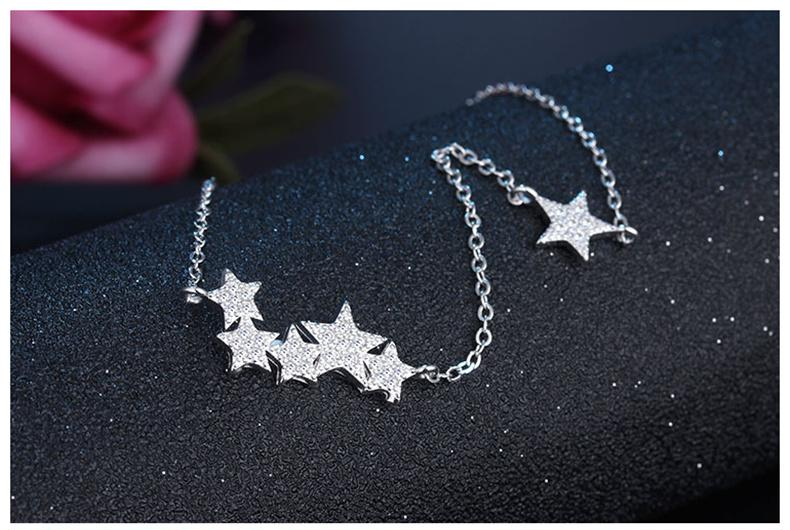 Nahaufnahme der himmlischen Stern-Halskette aus Sterlingsilber. Perfektes edles Accessoire.