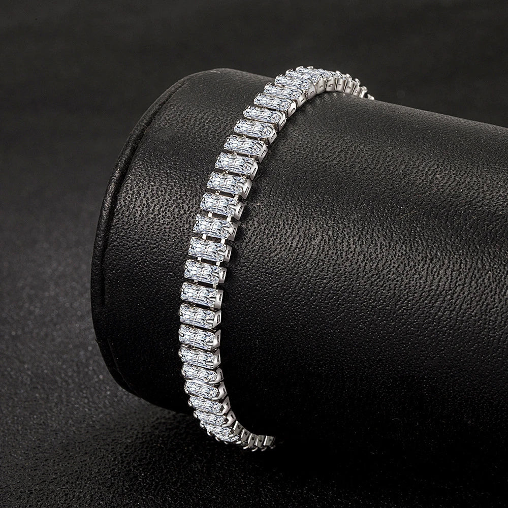 Edles 925er Silberarmband für Damen, besetzt mit glitzernden Kristallen. Ein zeitloses Accessoire.