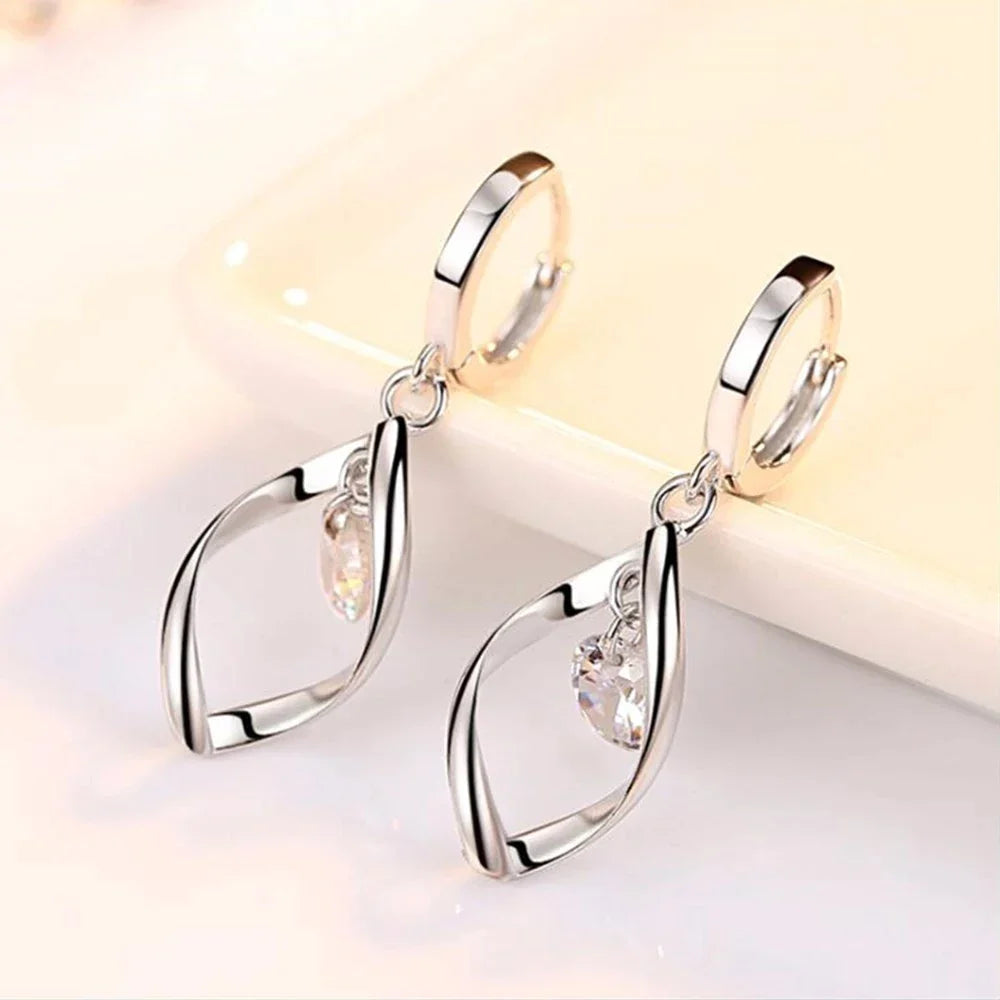 Hochwertige Retro Creolen aus glänzendem 925er Sterling Silber, eleganter Ohrschmuck für Damen.