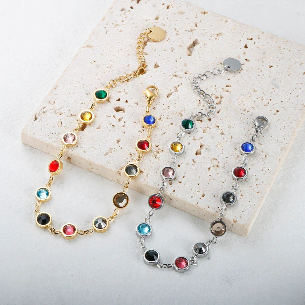 Buntes Damen-Charm-Armband mit schimmernden Regenbogen-Kristallen. Ein funkelnder Blickfang.