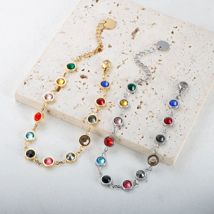 Buntes Damen-Charm-Armband mit schimmernden Regenbogen-Kristallen. Ein funkelnder Blickfang.