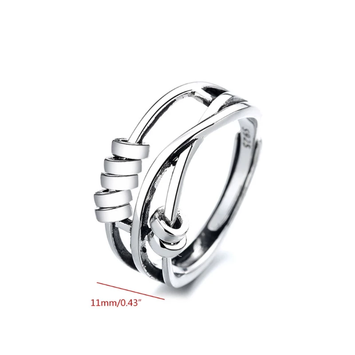 Nahaufnahme eines drehbaren Silber-Angstrings, ein wirksamer Fidget Ring zum Stressabbau & zur Beruhigung.