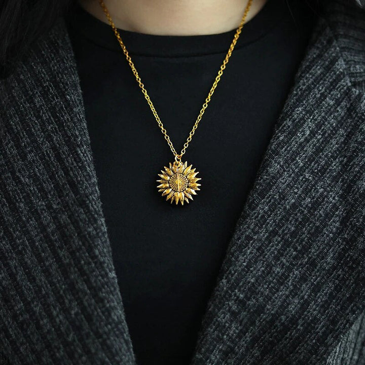 Liebevolle Sonnenblumen-Medaillon-Halskette in Silber, besonderes Geschenk für Damen und Freundinnen.