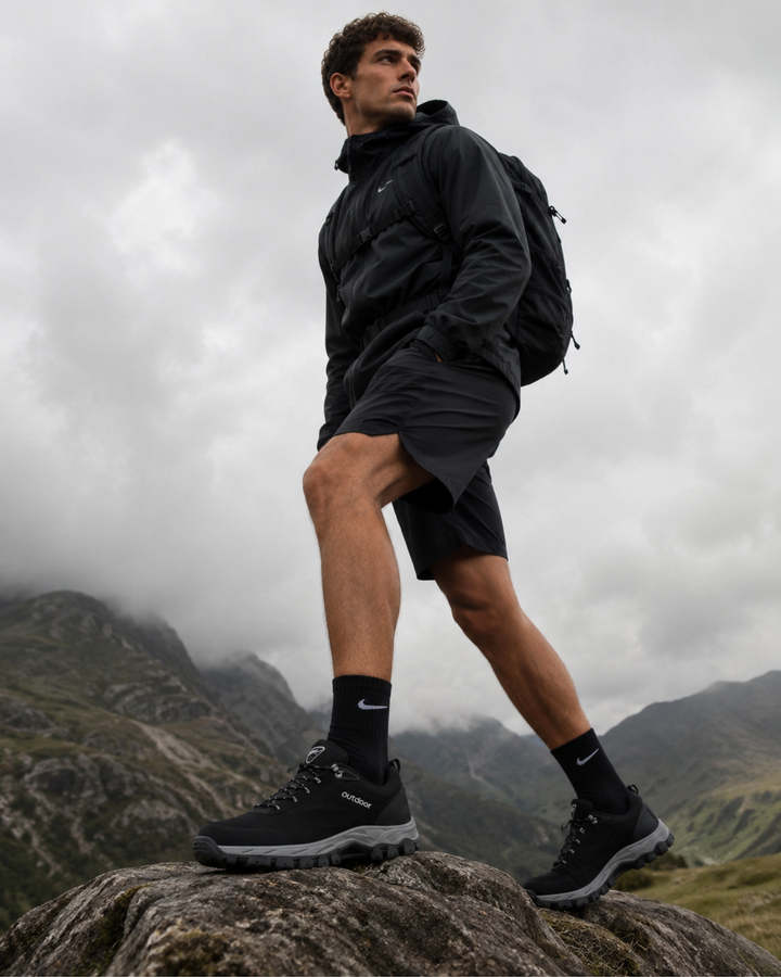 Rückansicht der komfortablen Herren Wanderschuhe, bereit für Bergwanderungen & Outdoor-Erkundung.
