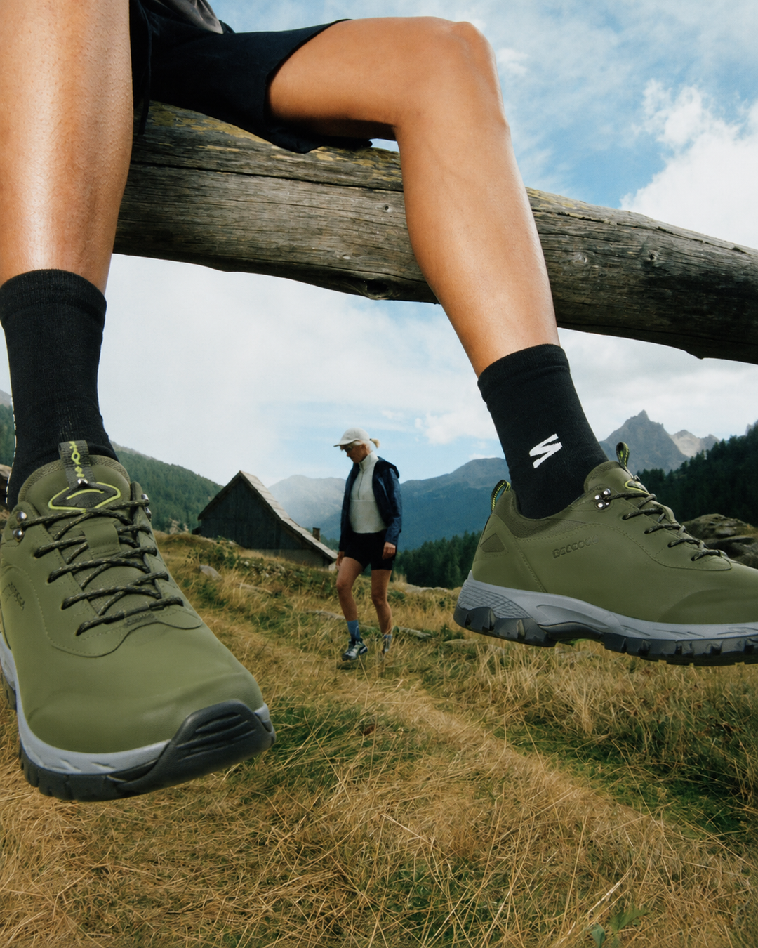 Herren Wanderschuhe in Aktion, perfekter robuster Grip, Komfort für jedes Outdoor-Abenteuer.