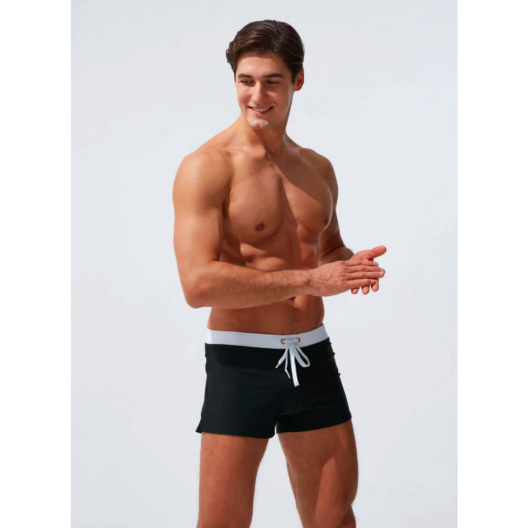 Trendige Herren Badehose, komfortabel und elastisch, perfekt für den Sommer.