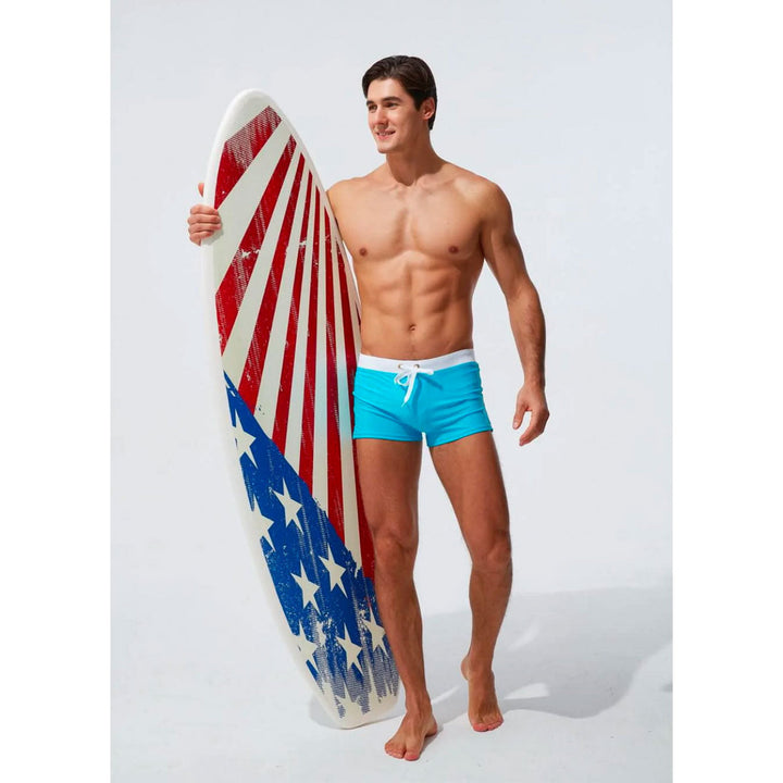 Kurze Badehose für Männer, bequem & sportlich, ideal für Strand & Pool.