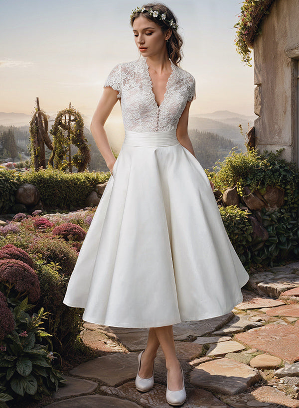 Elegantes weißes Damen Midi Hochzeitskleid mit V-Ausschnitt, ideal für Standesamt oder als Festkleid.