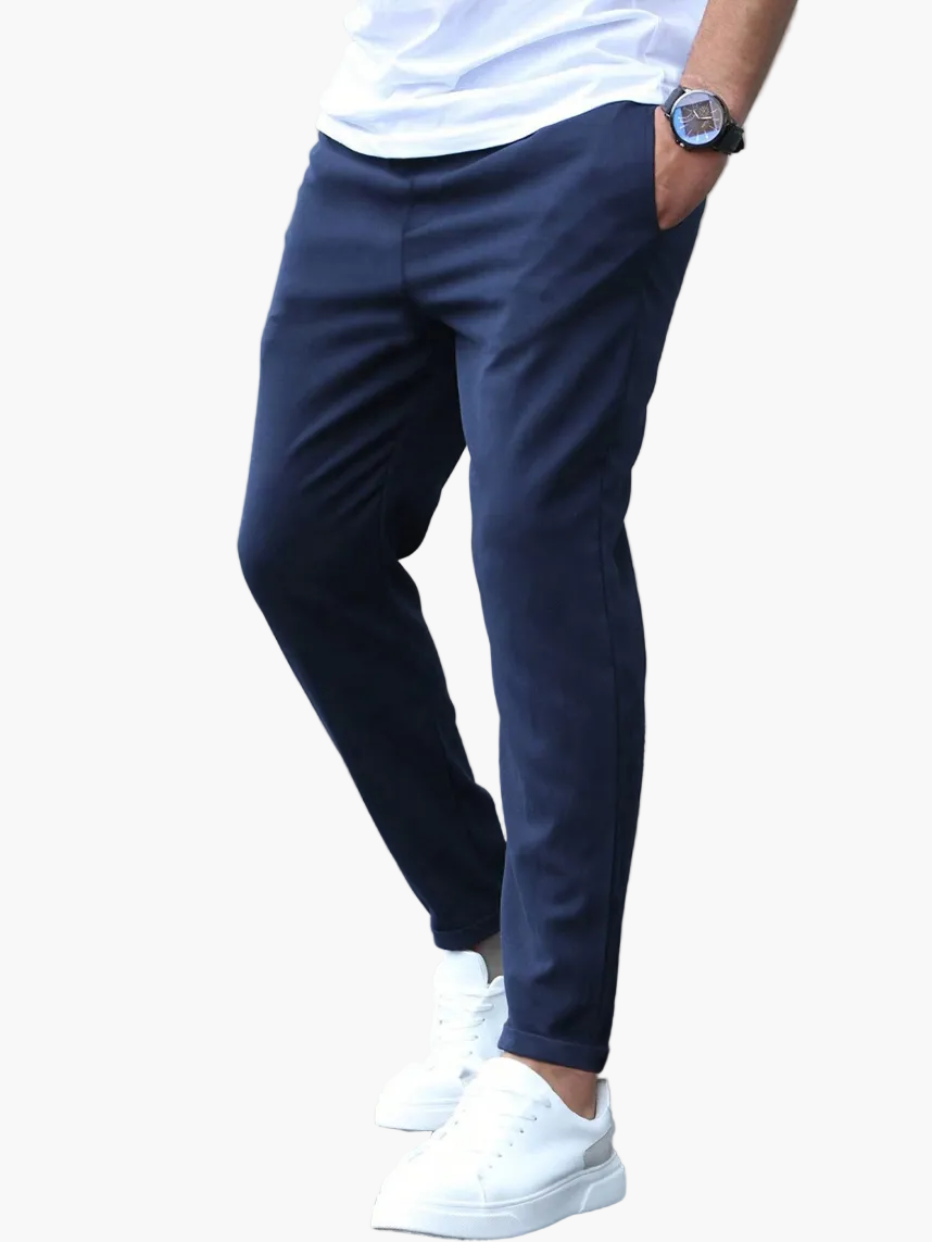 Detailansicht: Elastischer Kordelzug an der Herren Slim Fit Freizeithose für optimalen Komfort.