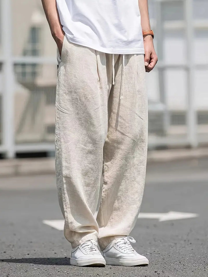 Lässige Herren Baggy Hose für urbanen Stil. Bequeme, weite Freizeithose aus Stoff für ultimativen Komfort.
