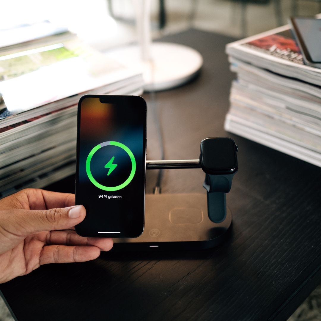 Platzsparende 3-in-1 Ladestation für alle gängigen Smartphones, Uhren und Kopfhörer, weiß.