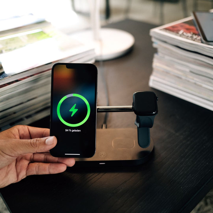 Platzsparende 3-in-1 Ladestation für alle gängigen Smartphones, Uhren und Kopfhörer, weiß.