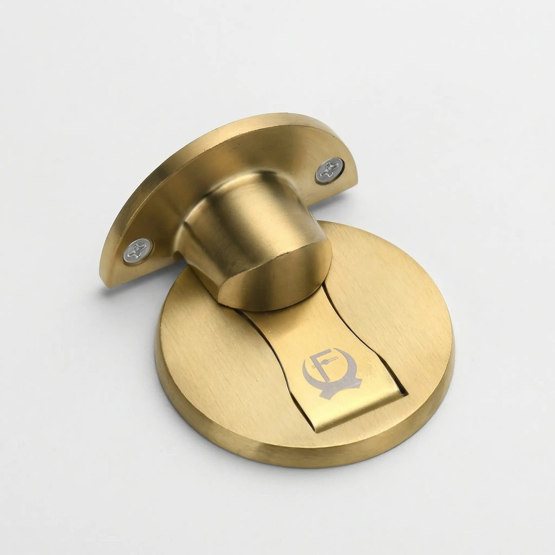 Praktischer Bodentürstopper mit Magnet, verhindert Zuschlagen von Türen, langlebiges Material, einfache Installation.