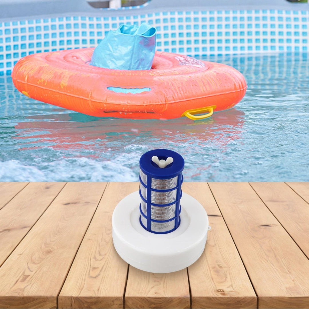 Schwimmender Solar Poolreiniger aktiv bei der Wasserpflege im blauen Schwimmbad.