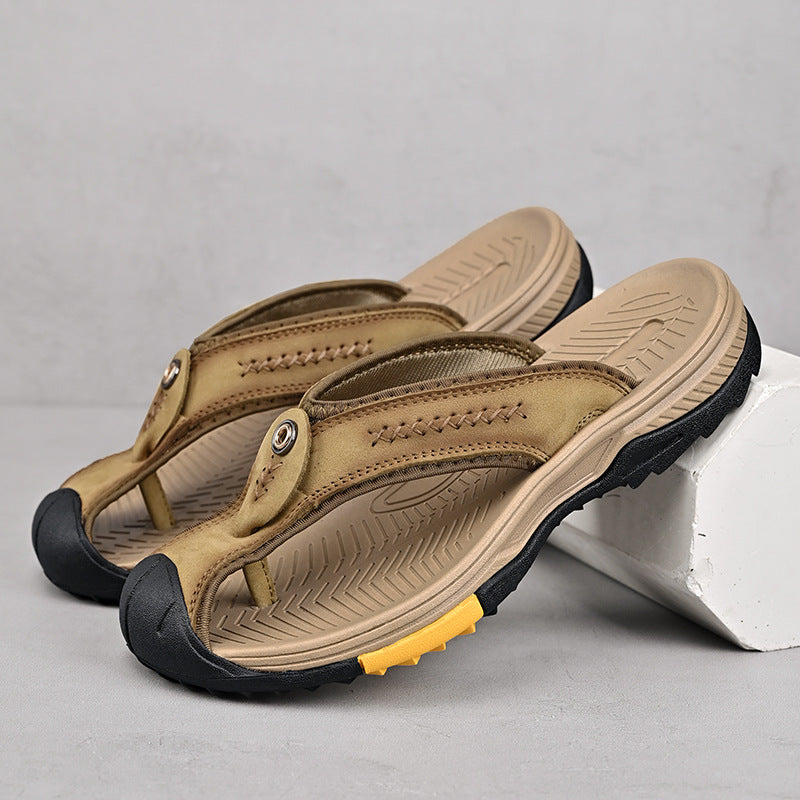 Braune Herren Zehensandalen mit rutschfestem Fußbett. Perfekt für Outdoor & Sommer.