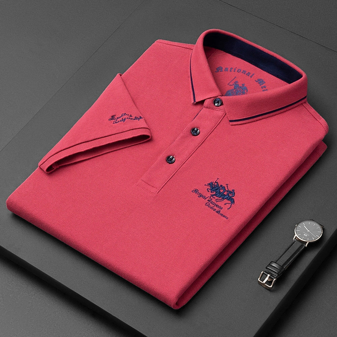 Stilvolles Herren Kurzarm Polo mit dezenter Stickerei. Frühlingstrend Oberteil, ideal für modische Herrenbekleidung.