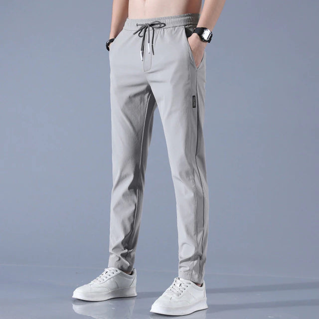 Graue Herren Sporthose in Tapered Fit für optimalen Tragekomfort. Vielseitige Herrenhose für Training & Relaxen.