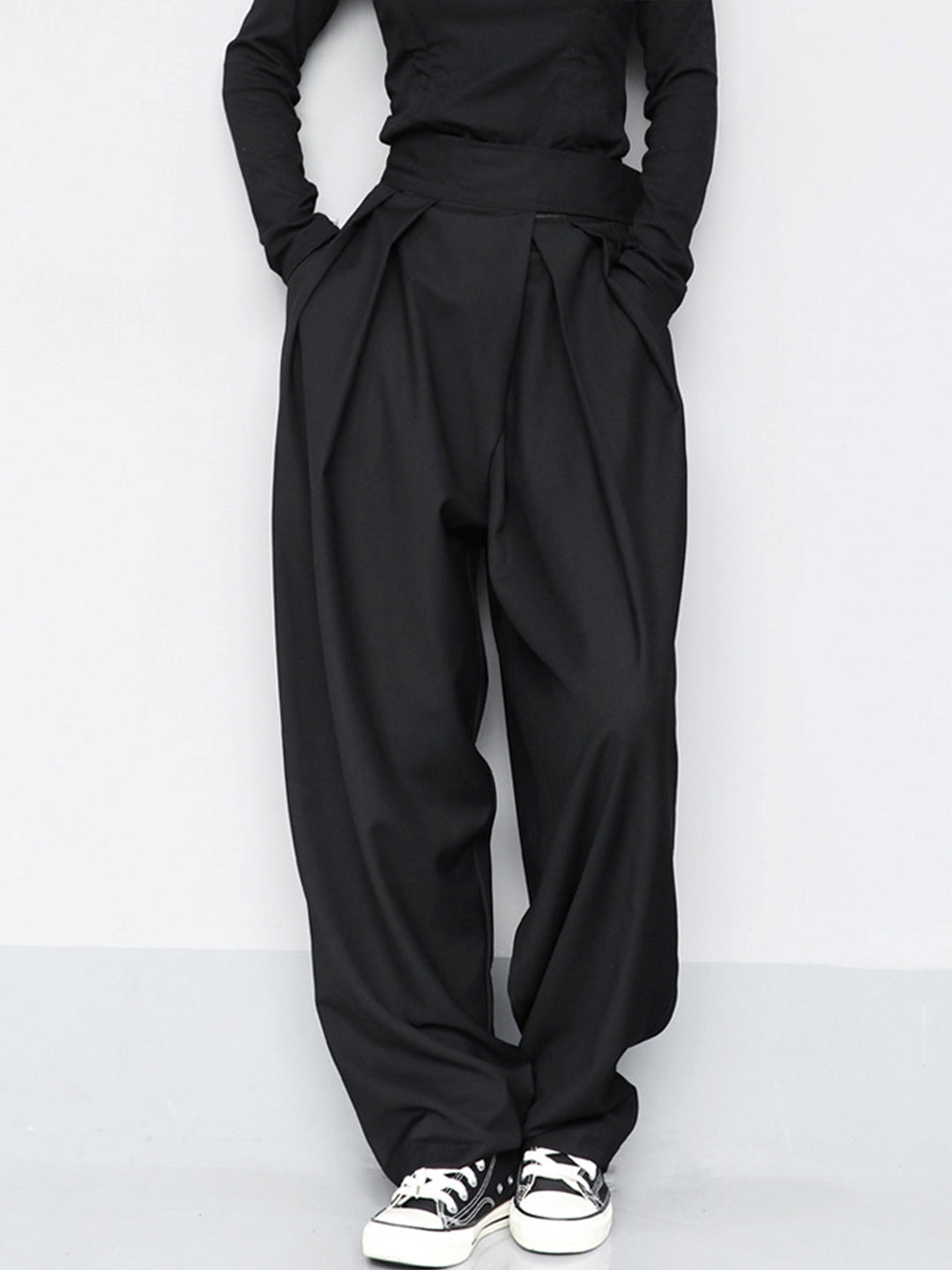 Schwarze weite Damenhose mit praktischem Klettverschluss. Bequeme Alltagshose für optimalen Komfort und lockeren Schnitt.