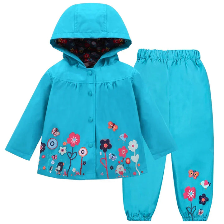 Buntes Kinder Regen Set Liora: Wasserdichte Regenjacke mit Kapuze und passende Regenhose für Herbst & Spielplatz.
