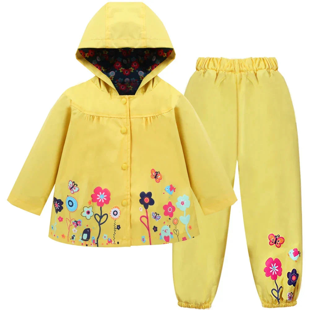 Liora Kinder Regenjacke Set: wasser- & winddichte Regenbekleidung mit Kapuze und Hose für Outdoor-Abenteuer.