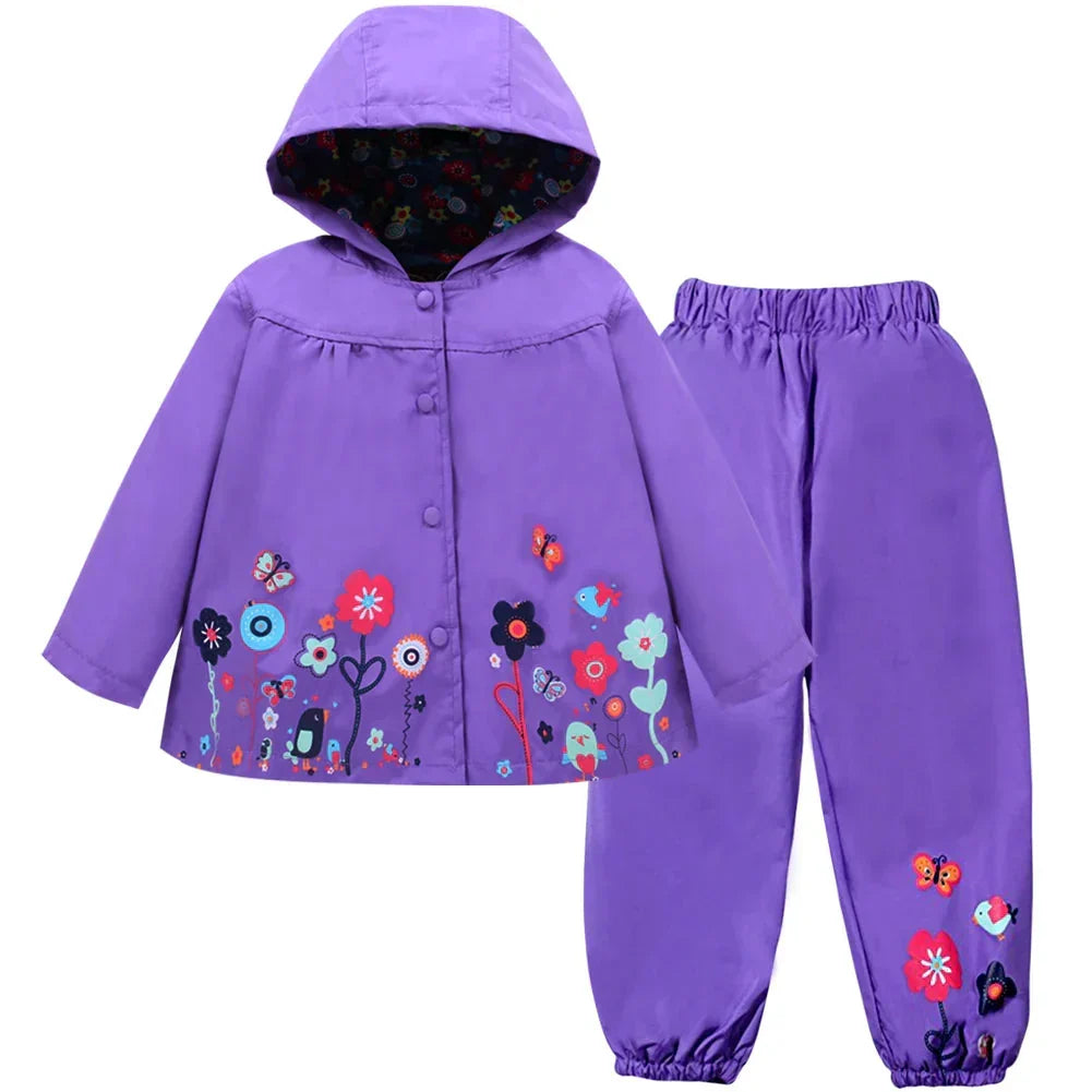 Outdoor Kinderbekleidung: Winddichtes Liora Regenjacke-Set mit Hose, ideal für nasse Spielplatz-Tage im Frühling.