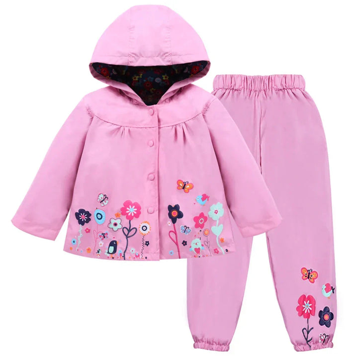 Fröhliches, buntes Liora Kinder Regenjacke Set: Wasserdichte Outdoor-Kleidung mit Kapuze & Hose für Spiel & Spaß.