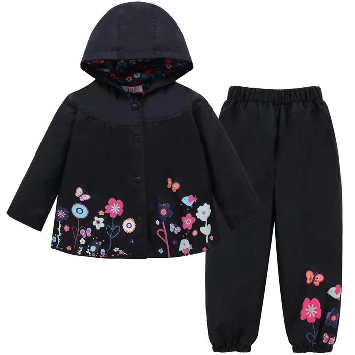 Komplettes Kinder Regen Set Liora: Wasser- & winddichte Jacke und Hose für zuverlässigen Schutz bei jedem Wetter.