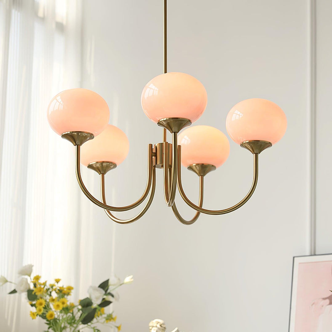 Moderner Design-Kronleuchter aus Glas, stilvolle Innenbeleuchtung.