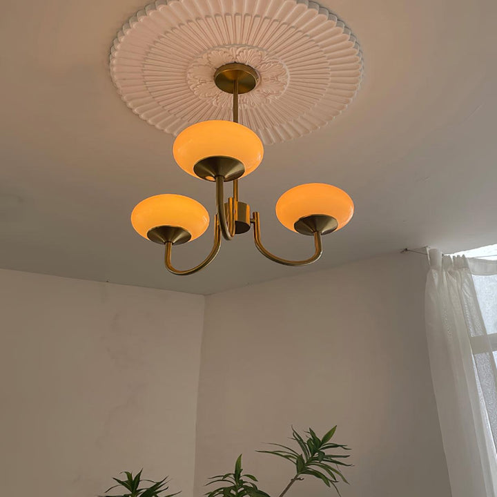 Gold-Kronleuchter mit Glasakzenten, moderne Designleuchte.