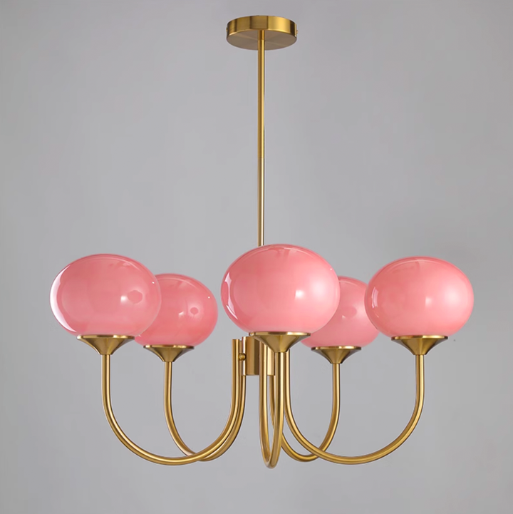 Goldener Kronleuchter mit Glaseinsätzen, elegante Deckenbeleuchtung.