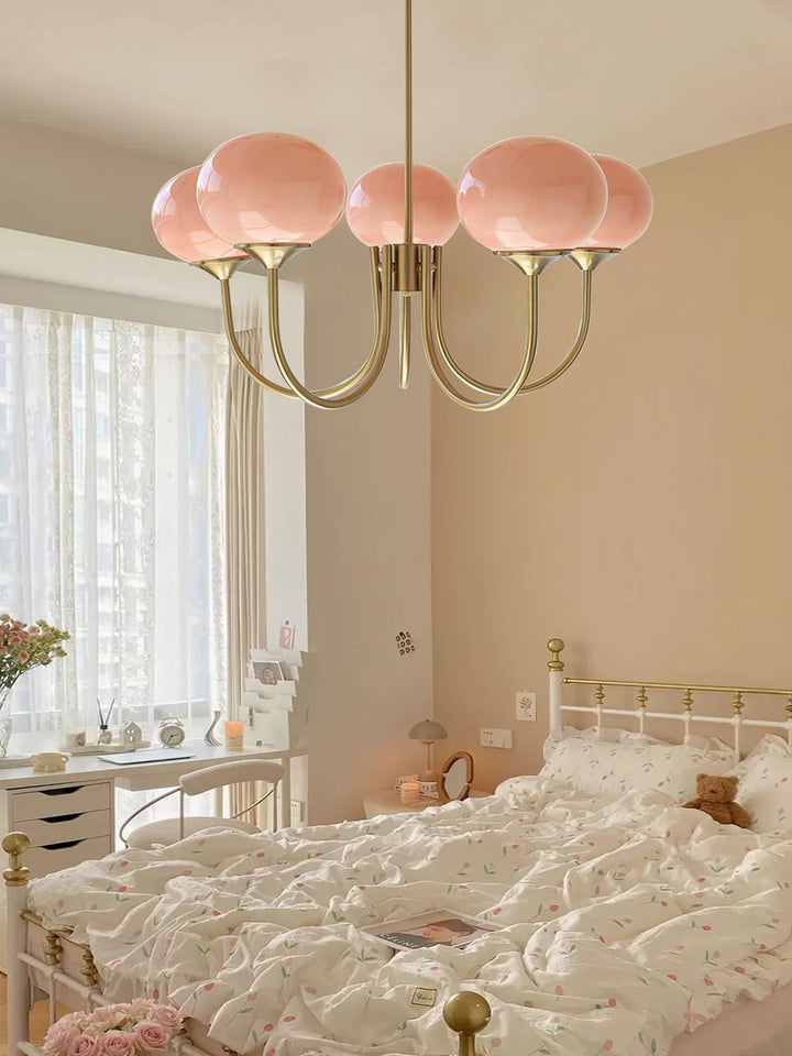 Designlampe mit Glas und Gold, eleganter Deckenkronleuchter.