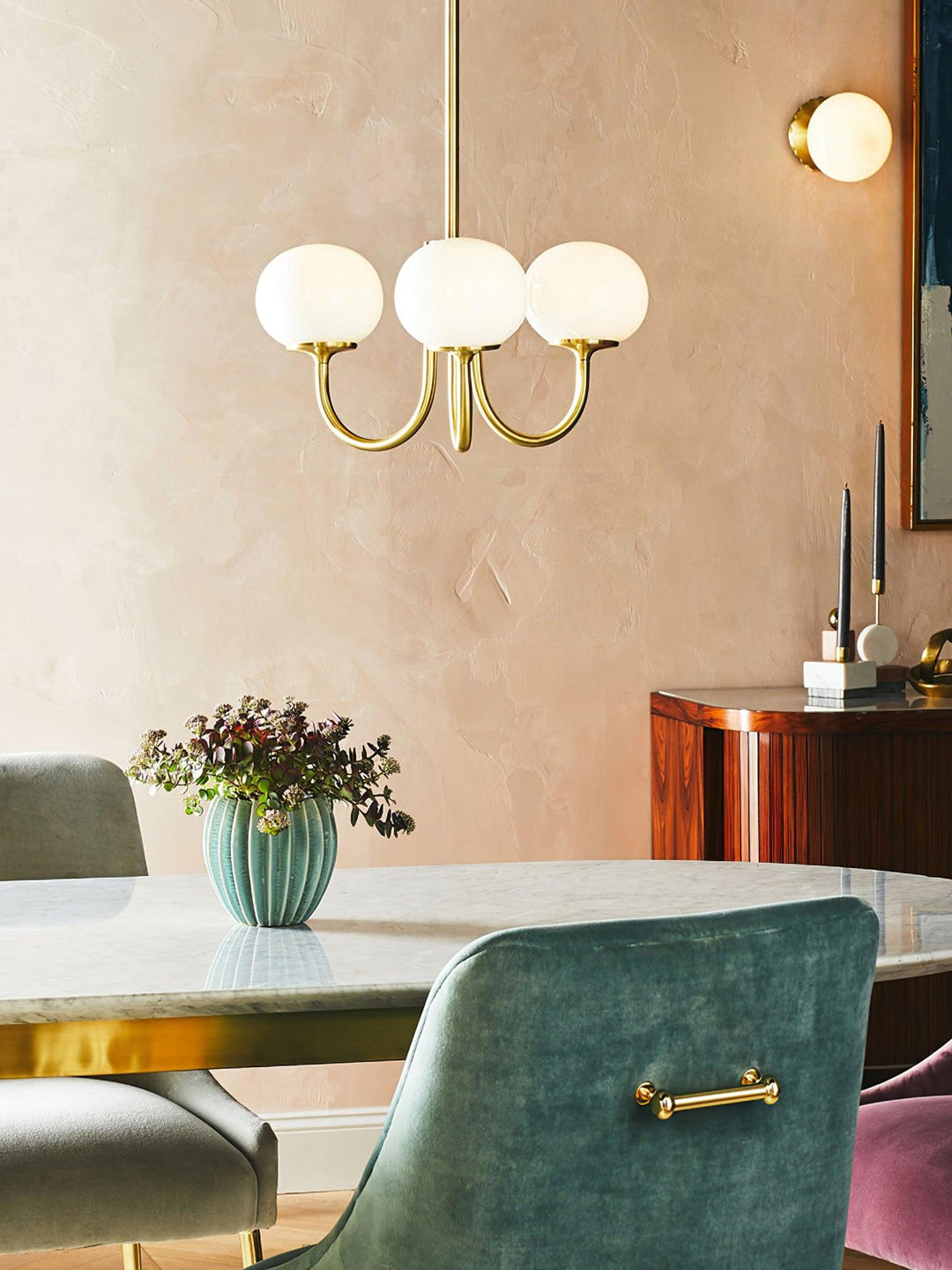 Moderner Kronleuchter, Glas und Gold, vielseitige Innenbeleuchtung.