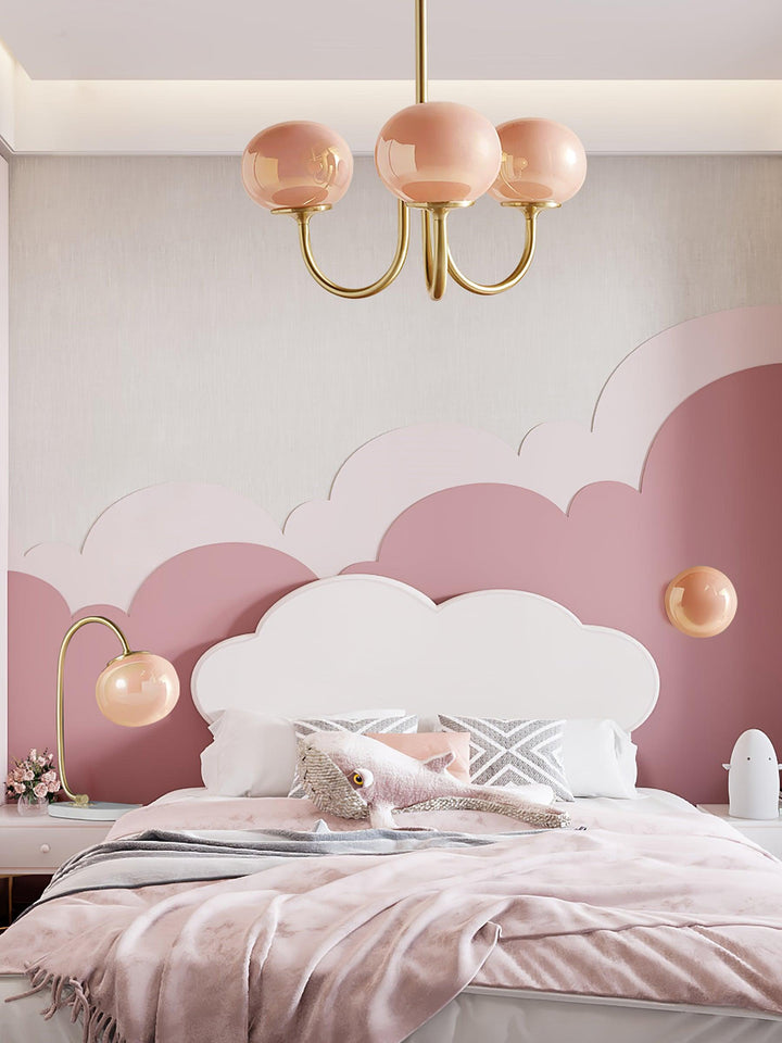 Moderner Glas-Kronleuchter, Gold-Applikationen für die Decke.