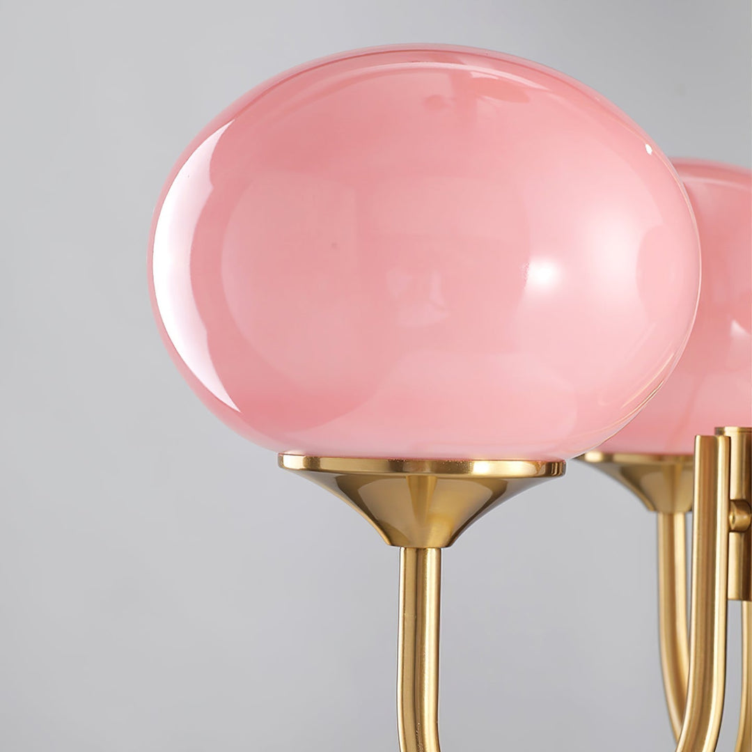 Eleganter Glas-Kronleuchter mit Gold-Finish für stilvolles Ambiente.