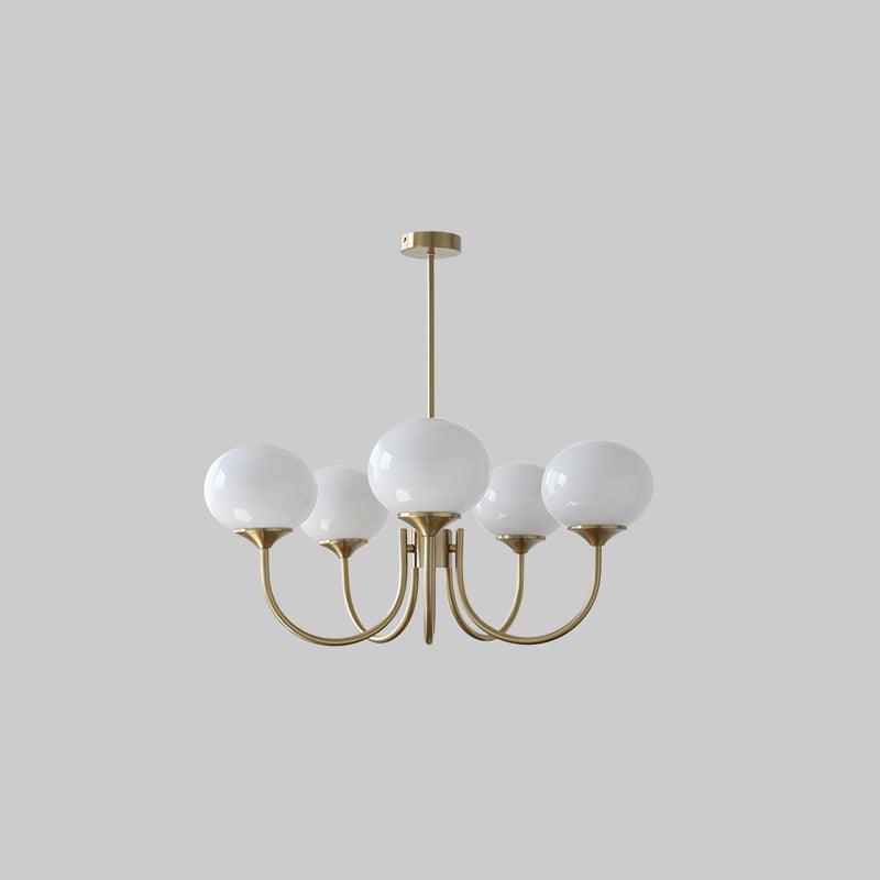 Glamouröser Kronleuchter, Chrom-Finish und Glasperlen-Design.