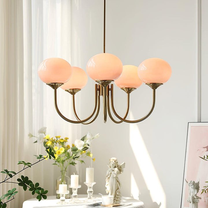 Stilvoller Kronleuchter aus Glas und Metall, elegante Beleuchtung.