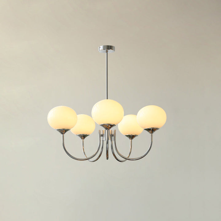 Eleganter Kronleuchter für Wohnzimmer, Glas und Chrom glänzend.
