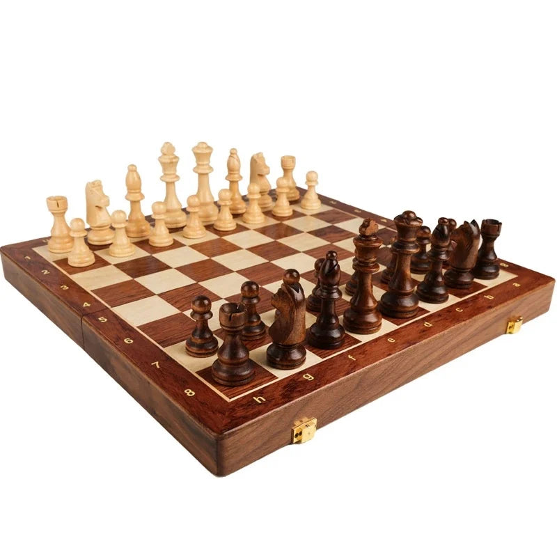 Edle Schachfiguren aus Massivholz auf klassischem Brett. Hochwertiges Denkspiel und beliebtes Familienbrettspiel.