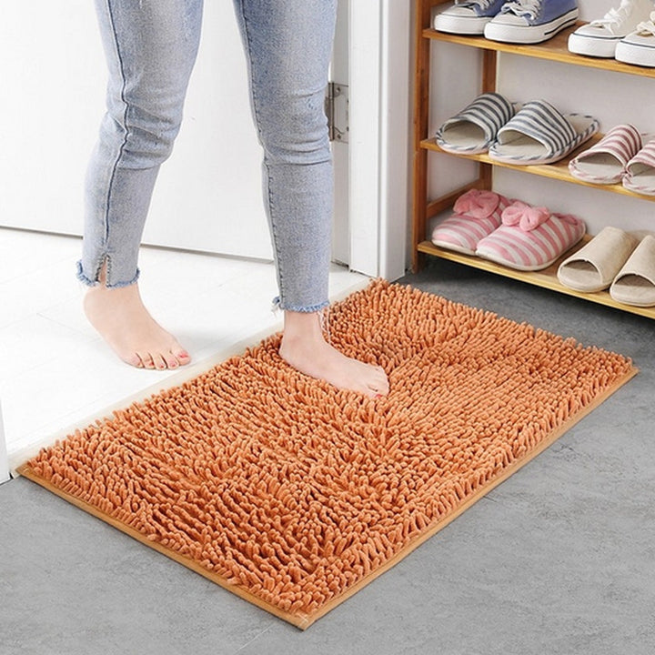 Luxuriöse Chenille Badematte, weich, saugfähig und rutschfest für ein sicheres Badezimmer.